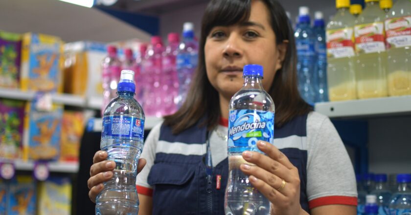 Defensa del Consumidor verifica 30 envasadoras de agua en El Alto y advierte procesos si se elevan precios