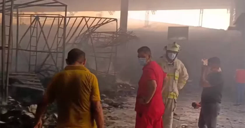 Santa Cruz: Incendio en el mercado Los Pozos dejó en cenizas 60 puestos