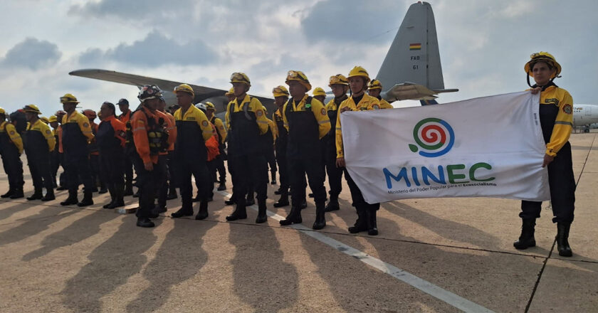 Arriba a Bolivia segundo grupo de 40 bomberos venezolanos