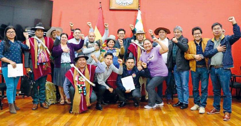 Educación entrega 1.314 becas a jóvenes de los pueblos indígenas y campesinos