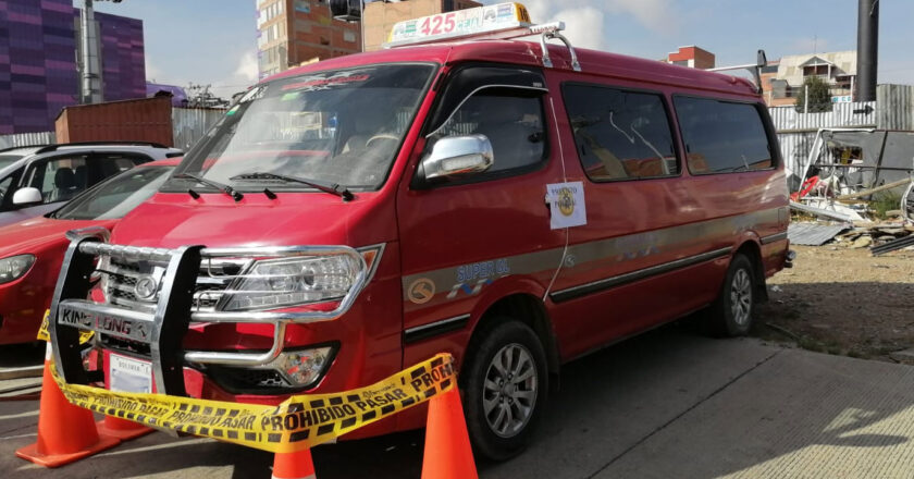 El Alto: Encuentran al minibús que se dio a la fuga tras atropellar a una mujer embarazada y su hija