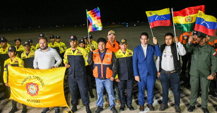 Bomberos venezolanos llegan a Bolivia para apoyar en la lucha contra incendios forestales