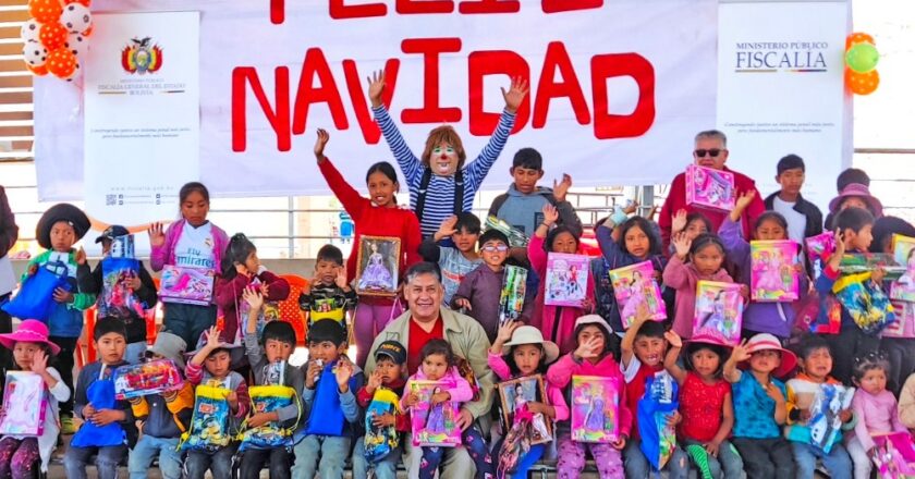Fiscal General entrega regalos navideños a más de 1,300 niños de la comunidad K’uchu Tambo de Sucre