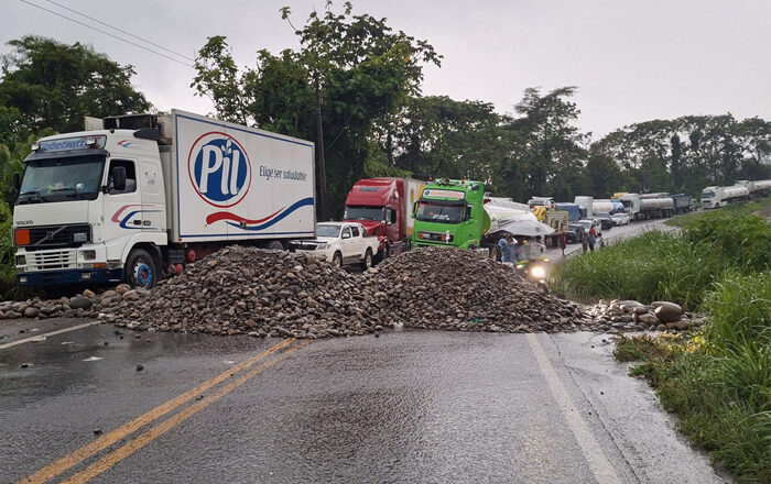 Transportistas y cocaleros tienden a masificar bloqueo de caminos en el Trópico; gobierno llama al diálogo