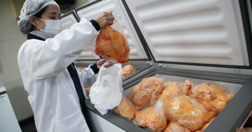 Gobierno garantiza llegada a La Paz de 40.000 unidades de carne de pollo por día mientras dure el bloqueo