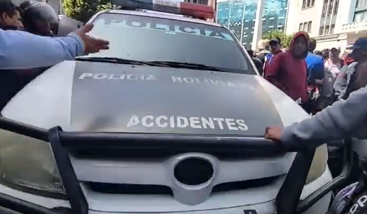 Camioneta de Tránsito se desliza sin conductor y tres personas resultan afectadas