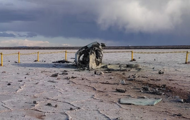 Mueren cuatro personas en el choque e incendio de un vehículo en el Salar de Uyuni