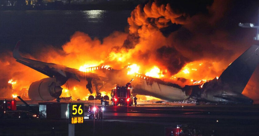 Al menos cinco muertos tras colisionar dos aviones en el aeropuerto de Tokio