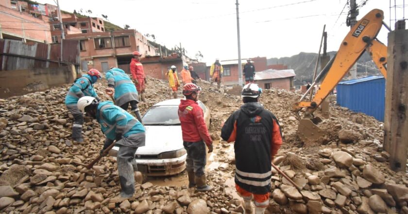 Lluvia ocasiona que mazamorra dañe a viviendas y dos vehículos en un barrio de La Paz