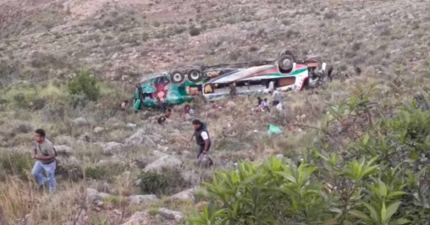 Embarrancamiento deja tres personas fallecidas en la carretera Cochabamba-Sucre