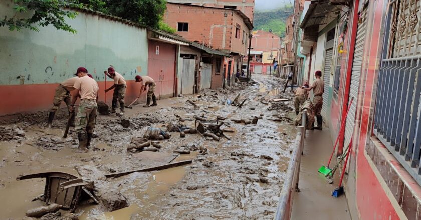 Un contingente militar evacúa a familias damnificadas en Guanay por el desborde de ríos