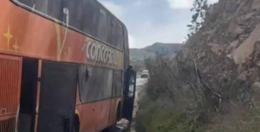 Hinchas de Oriente Petrolero sufren accidente luego que su bus chocara y se encunetara en la vía Cochabamba – Santa Cruz