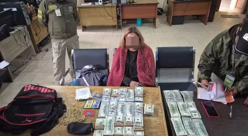 Policía detiene a mujer con $us 250.000 en el aeropuerto de El Alto