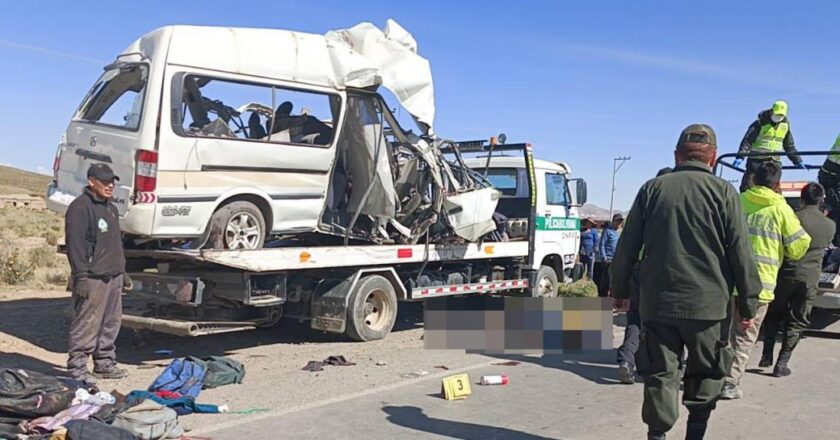 Lista de pasajeros que iban a bordo del minibús que impactó contra un camión de sal en la ruta Oruro – Potosí
