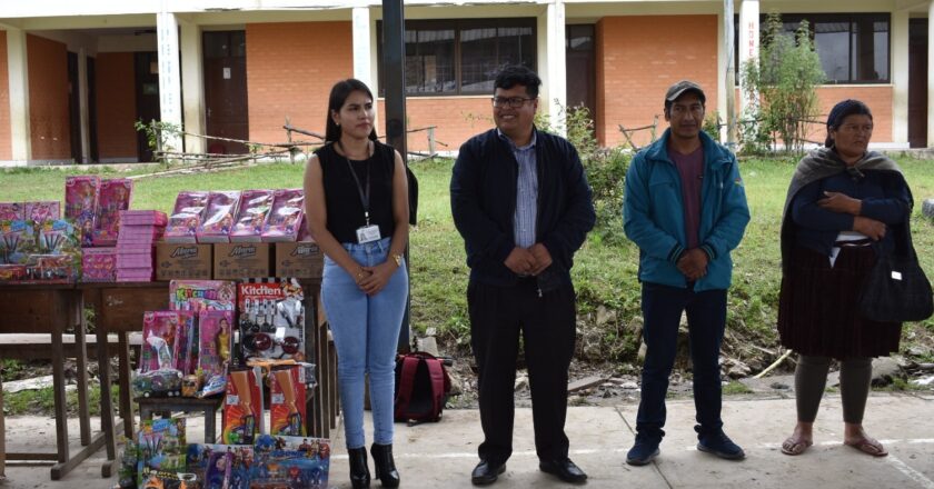 Fiscalía de Cochabamba entregó 250 juguetes a niños de dos comunidades en Colomi