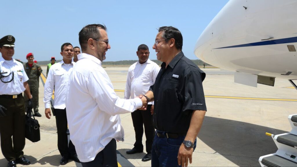 Presidente Arce arriba a Venezuela y es recibido por la comitiva internacional del ALBA – TCP