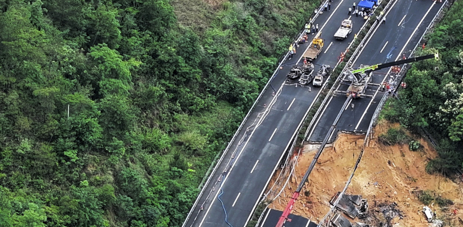 Al menos 24 muertos por el desplome de una carretera en el sur de China