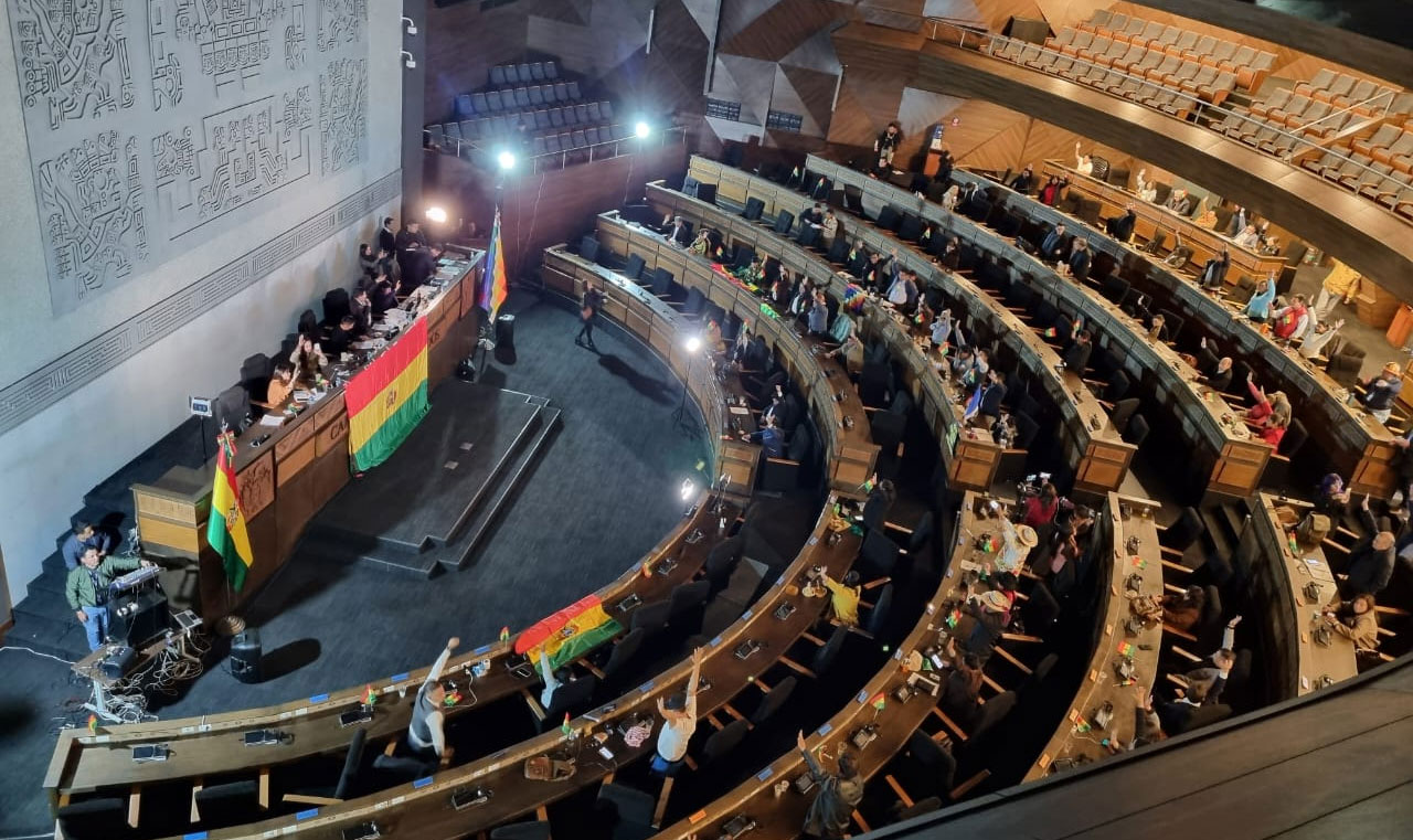 Asamblea a la cabeza de Andrónico aprueba ley que cesa a los ...