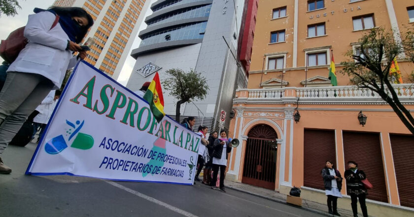 Propietarios de farmacia protestan: ‘nosotros no aumentamos los precios de medicamentos, son los proveedores’