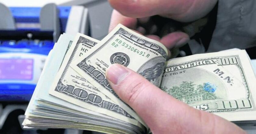 Evalúan acuerdo público – privado de 10 puntos para asumir nuevas acciones ante la especulación del dólar
