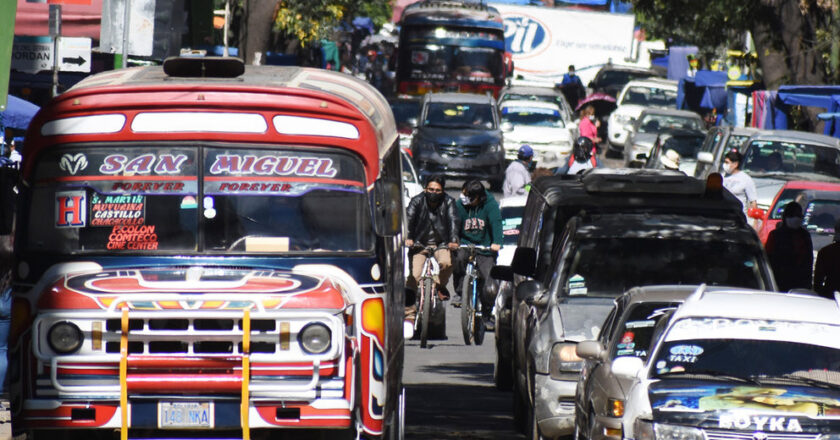 Crisis por diésel: Transporte ratifica paro en la Llajta, choferes ya bloquean la Villazón