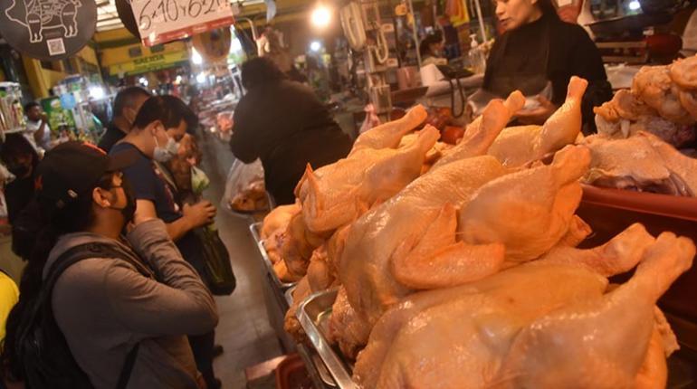 Falta de granos trastoca el precio del kilo de pollo, que se eleva a Bs 19 en mercados de La Paz y Cochabamba