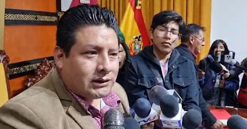 El Gobernador de La Paz cuestiona a Eva Copa por ‘copiar’ el nombre de su partido con uno de México