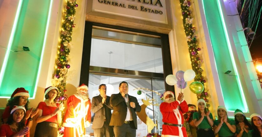 Con la finalidad de fortalecer los lazos de cercanía con la población, el Fiscal General del Estado realizó el encendido de luces navideñas en el frontis del Ministerio Público