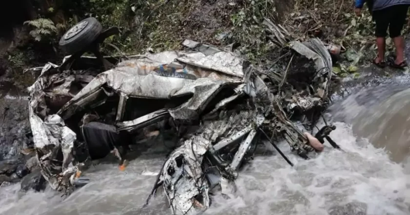 Bomberos confirma cuatro personas fallecidas en embarrancamiento de minibús en Los Yungas
