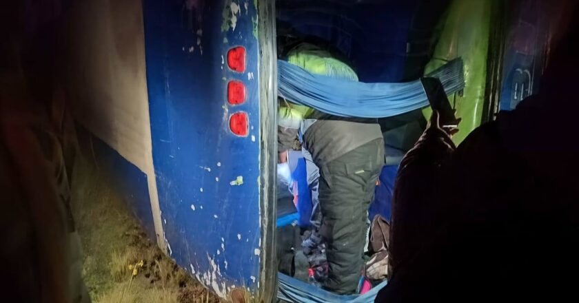 Colisión de un bus contra un camión en la carretera La Paz – Oruro deja 12 personas heridas