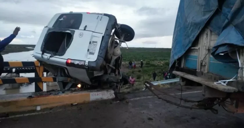 Accidente de un minibús deja una pasajera fallecida y varios heridos en la ruta Oruro-Potosí