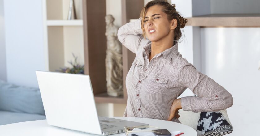 Cinco consejos prácticos para prevenir dolores de espalda en la rutina laboral