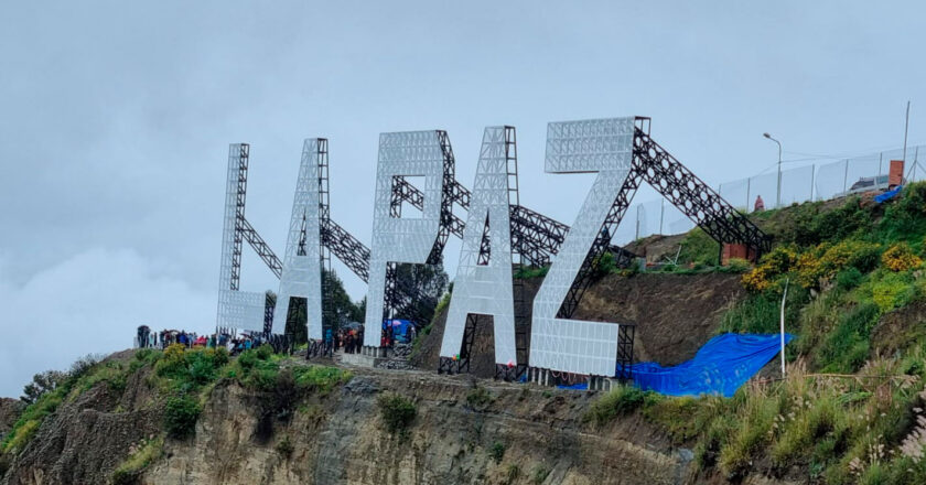 Alcaldía ch’alla el Mirador que se construye con el letrero de La Paz