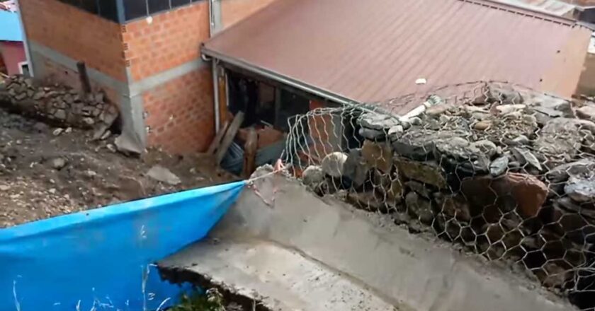 Deslizamiento colapsa gaviones y afecta viviendas en el Distrito 1 de El Alto
