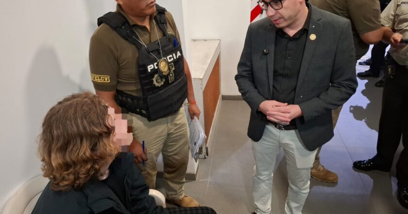Fiscalía e INTERPOL ejecutan la extradición de Sebastián D. quien fue aprehendido en Viru Viru y será sometido a una audiencia cautelar