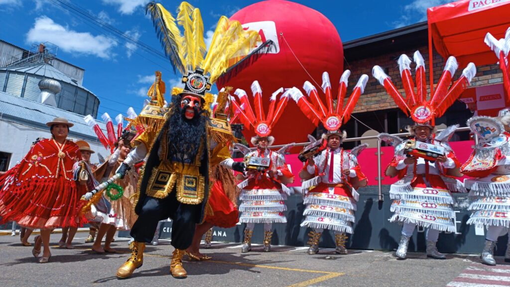 Paceña y la Fraternidad Transporte Pesado celebran al Tata del Gran Poder