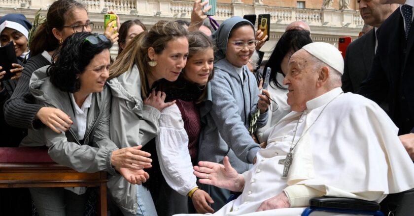 El papa Francisco se da un baño de multitudes improvisado en la plaza de San Pedro