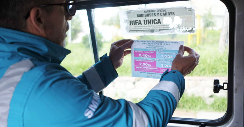 Alcaldía coloca stickers con tarifas del transporte, mientras Chambilla promete promulgar ley de congelamiento este jueves