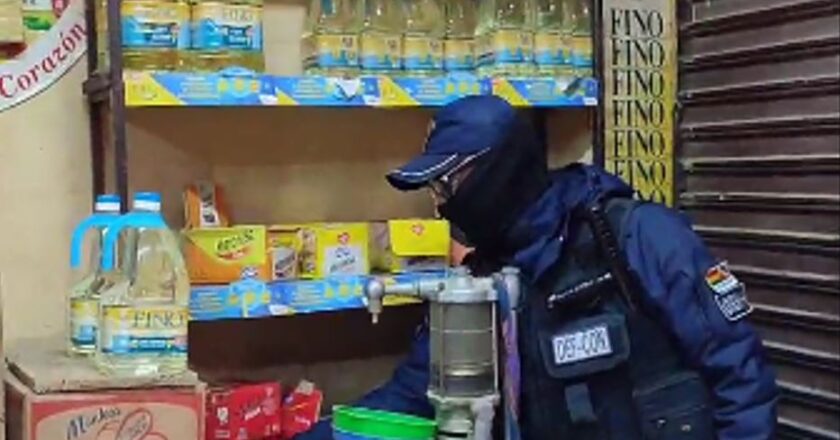 En un mercado de Oruro encuentran ocultos turriles y botellas de aceite para venderlo a mayor precio