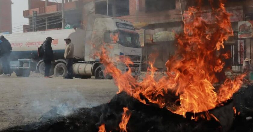 Falta de gasolina desata bloqueo de choferes rumbo a Desaguadero