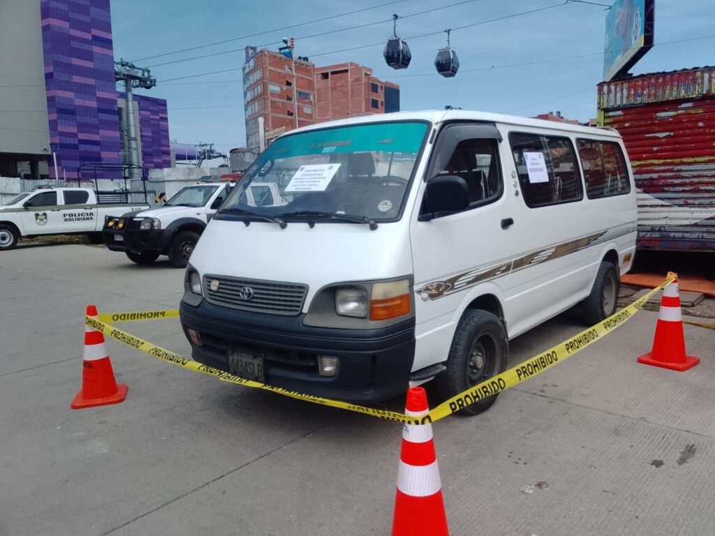 Detienen a los propietarios y secuestran el minibús que atropelló a una niña de 7 años en El Alto