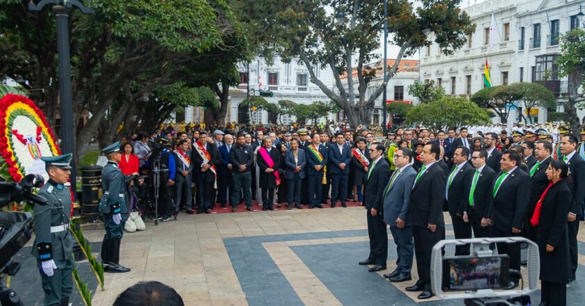 Fiscal General del Estado rinde homenaje a los 216 años del primer Grito Libertario de América desde la histórica ciudad de Sucre