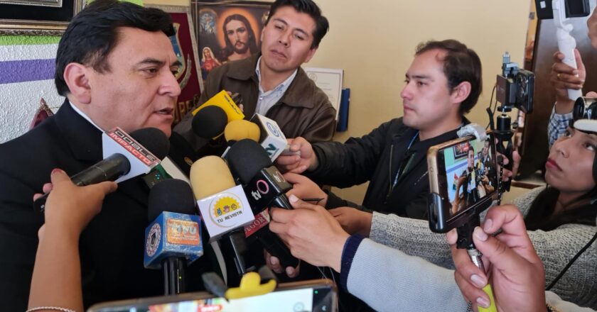 Mujer es investigada por tráfico de migrantes: Fue hallada con más de 70 mil bolivianos y sellos migratorios en la frontera