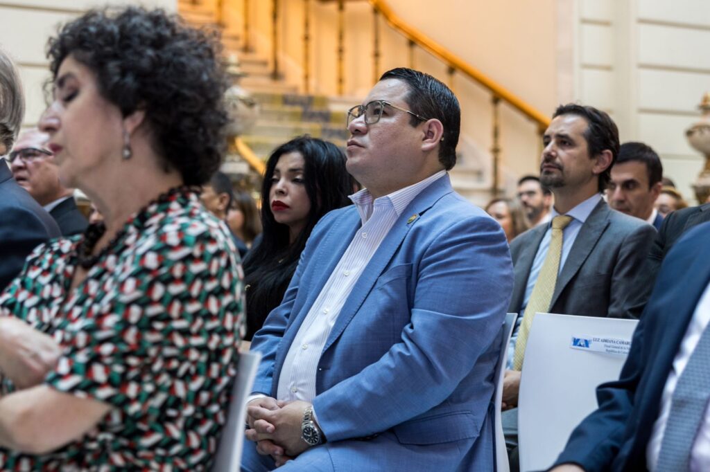 Miembros de la AIAMP dan la bienvenida al Fiscal General, Roger Mariaca