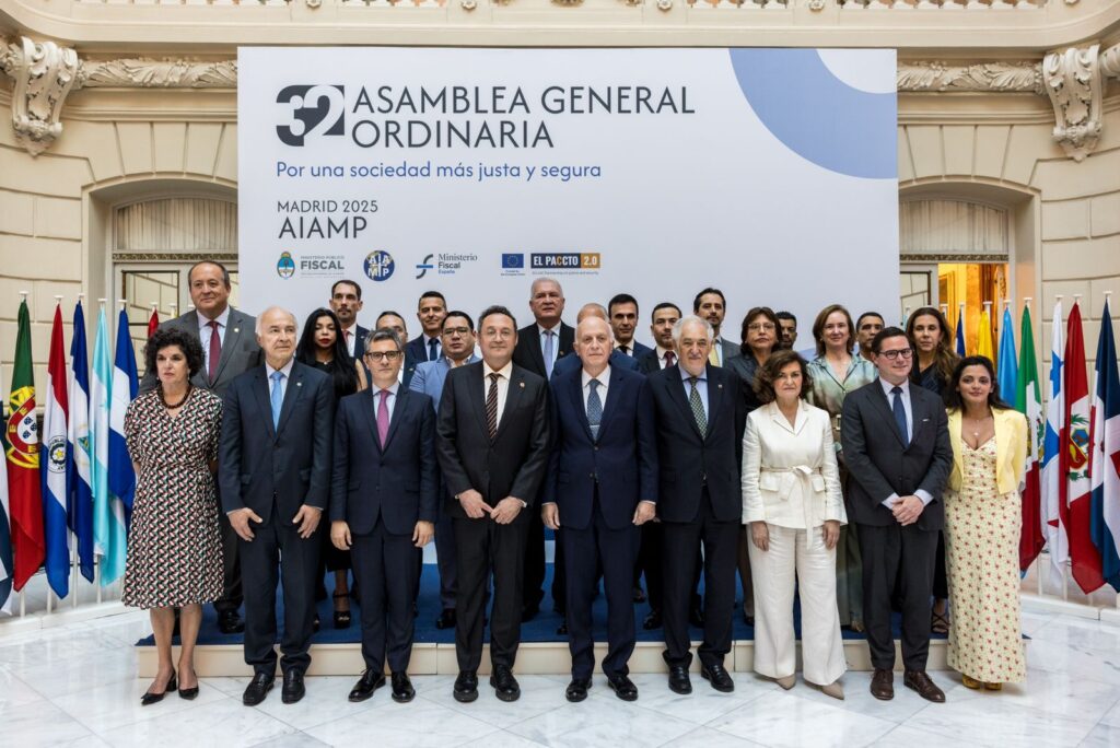 Miembros de la AIAMP dan la bienvenida al Fiscal General, Roger Mariaca