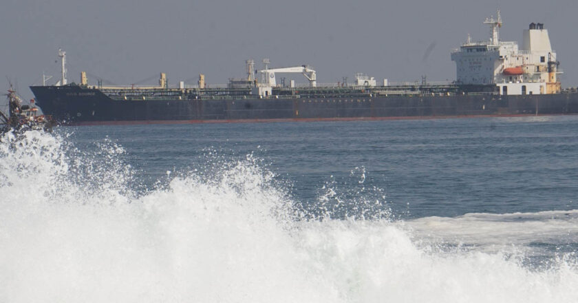 Restringen operaciones en puerto de Arica por olas de elevada altura, se prevé desembarque de combustibles la próxima semana