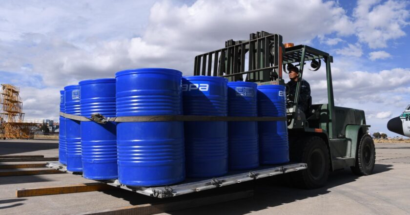 Llegan más de 66 mil litros de aceite a La Paz para abastecer el mercado y frenar la especulación