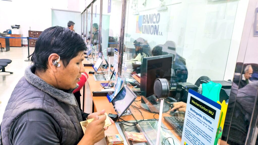 Banco Unión inició el pago del Bono de Indigencia 2025 para personas con discapacidad visual