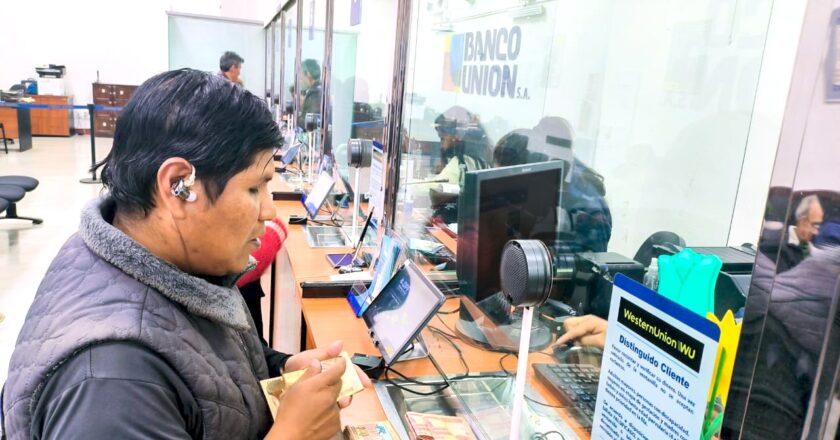 Banco Unión inició el pago del bono 2025 para personas con discapacidad visual afiliadas al Instituto Boliviano de la Ceguera