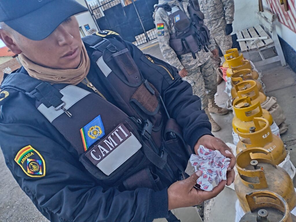 Operativo en el Estrecho de Tiquina frustra contrabando de gas y aceite